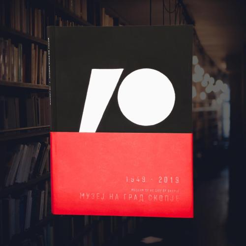 КНИГА СО ТВРДА КОРИЦА, ОМОТ, СРЕБРОПЕЧАТ И УВ СЕЛЕКТИВЕН ЛАК